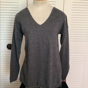 Old Navy M Grey V Neck.